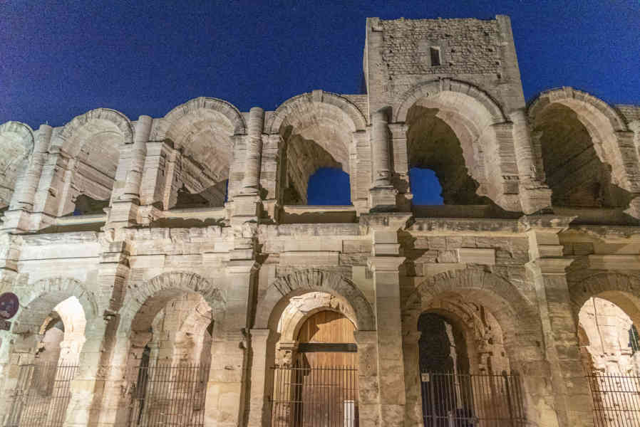 Francia - Arles 088 - Anfiteatro - imagen nocturna.jpg